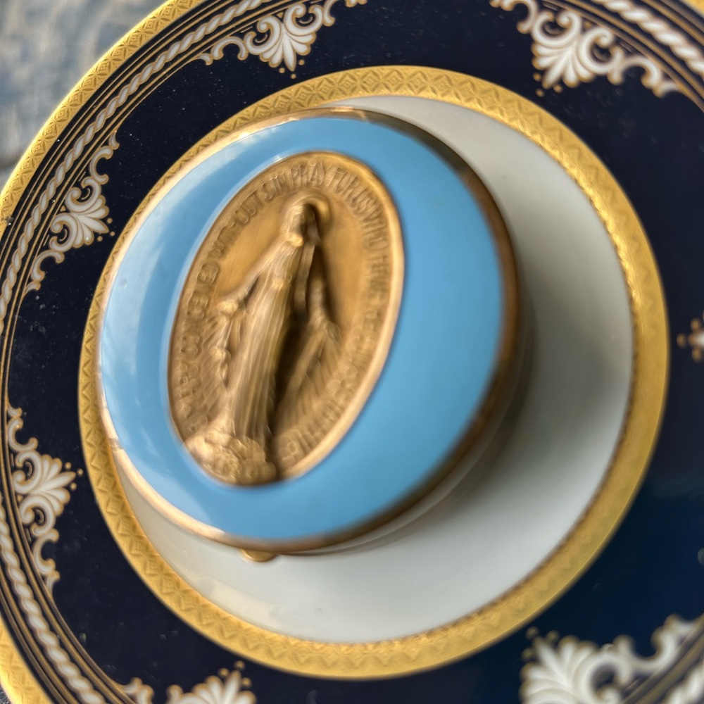 Vintage Blue Enamel Virgin Mary Religious Trinket Pill Box or Rosary Holder - Picture 5 of 8